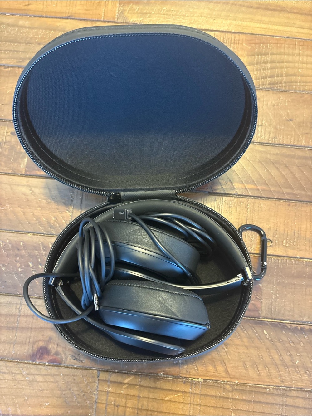 Beats by Dre Solo3 Wireless On-Ear Headphones — Matte Black - Picture 4 of 5